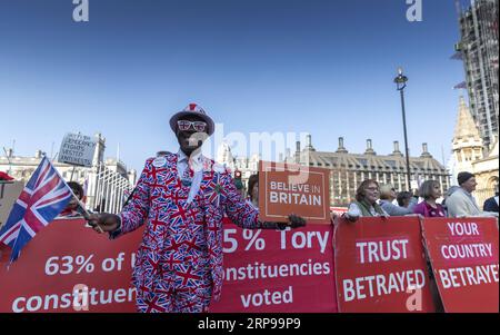 (190329) -- LONDRES, 29 mars 2019 (Xinhua) -- des manifestants pro-Brexit manifestent devant les chambres du Parlement à Londres, en Grande-Bretagne, le 29 mars 2019. Vendredi, les législateurs britanniques ont voté pour rejeter l accord de Brexit de la première ministre Theresa May, qui a déjà été rejeté deux fois au Parlement depuis janvier. (Xinhua/Han Yan) GRANDE-BRETAGNE-LONDRES-BREXIT ACCORD-REJET PUBLICATIONxNOTxINxCHN Banque D'Images