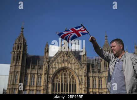 (190329) -- LONDRES, 29 mars 2019 (Xinhua) -- Un manifestant pro-Brexit manifeste devant les chambres du Parlement à Londres, en Grande-Bretagne, le 29 mars 2019. Vendredi, les législateurs britanniques ont voté pour rejeter l accord de Brexit de la première ministre Theresa May, qui a déjà été rejeté deux fois au Parlement depuis janvier. (Xinhua/Han Yan) GRANDE-BRETAGNE-LONDRES-BREXIT ACCORD-REJET PUBLICATIONxNOTxINxCHN Banque D'Images