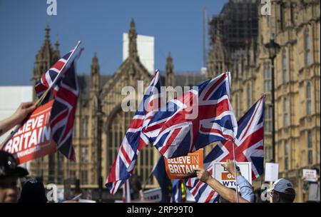 (190329) -- LONDRES, 29 mars 2019 (Xinhua) -- des manifestants pro-Brexit manifestent devant les chambres du Parlement à Londres, en Grande-Bretagne, le 29 mars 2019. Vendredi, les législateurs britanniques ont voté pour rejeter l accord de Brexit de la première ministre Theresa May, qui a déjà été rejeté deux fois au Parlement depuis janvier. (Xinhua/Han Yan) GRANDE-BRETAGNE-LONDRES-BREXIT ACCORD-REJET PUBLICATIONxNOTxINxCHN Banque D'Images