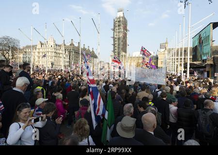 (190329) -- LONDRES, 29 mars 2019 -- des manifestants pro-Brexit manifestent devant les chambres du Parlement à Londres, en Grande-Bretagne, le 29 mars 2019. Vendredi, les législateurs britanniques ont voté pour rejeter l accord de Brexit de la première ministre Theresa May, qui a déjà été rejeté deux fois au Parlement depuis janvier. GRANDE-BRETAGNE-LONDRES-BREXIT DEAL-REJET RayxTang PUBLICATIONxNOTxINxCHN Banque D'Images