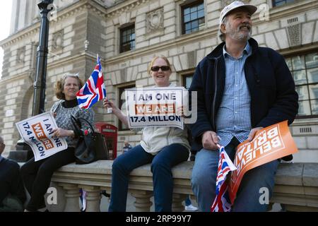 (190329) -- LONDRES, 29 mars 2019 -- des manifestants pro-Brexit manifestent devant les chambres du Parlement à Londres, en Grande-Bretagne, le 29 mars 2019. Vendredi, les législateurs britanniques ont voté pour rejeter l accord de Brexit de la première ministre Theresa May, qui a déjà été rejeté deux fois au Parlement depuis janvier. GRANDE-BRETAGNE-LONDRES-BREXIT DEAL-REJET RayxTang PUBLICATIONxNOTxINxCHN Banque D'Images