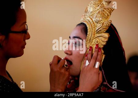 (190330) -- KATMANDOU, le 30 mars 2019 -- Une jeune fille népalaise en tenue traditionnelle se prépare dans les coulisses avant de participer à un programme culturel à Katmandou, au Népal, le 30 mars 2019.) NÉPAL-KATMANDOU-MASQUE DANSEUR sulavxshrestha PUBLICATIONxNOTxINxCHN Banque D'Images