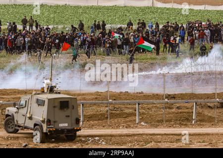 (190330) -- NAHAL OZ, 30 mars 2019 -- des manifestants palestiniens de la bande de Gaza affrontent des soldats israéliens à la barrière de sécurité près de Nahal Oz, le 30 mars 2019, alors que des manifestants palestiniens célèbrent le premier anniversaire de la Grande Marche du retour et la Journée de la terre palestinienne.) MIDEAST-GAZA-NAHAL OZ-PROTEST JINI PUBLICATIONXNOTXINXCHN Banque D'Images