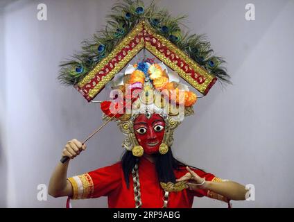 (190330) -- KATMANDOU, le 30 mars 2019 -- Une danseuse de masques népalaise se prépare dans les coulisses avant de participer à un programme culturel à Katmandou, au Népal, le 30 mars 2019.) NÉPAL-KATMANDOU-MASQUE DANSEUR sulavxshrestha PUBLICATIONxNOTxINxCHN Banque D'Images