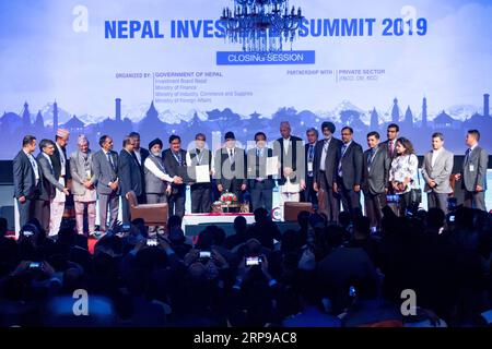 (190330) -- KATMANDOU, le 30 mars 2019 -- des invités d'honneur posent pour une photo de groupe lors de la cérémonie de clôture du Nepal Investment Summit 2019 à Katmandou, Népal, le 30 mars 2019. Par le biais du sommet, le Népal a cherché à investir dans différents projets liés aux infrastructures urbaines, à l ' énergie, au tourisme, à l ' agriculture, à l ' éducation et aux secteurs de la santé, entre autres. NÉPAL-KATMANDOU-INVESTMENT SUMMIT sulavxshrestha PUBLICATIONxNOTxINxCHN Banque D'Images