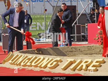 (190331) -- BELGRADE, 31 mars 2019 -- le président serbe Aleksandar Vucic (à gauche) et président de Shandong Linglong tire Co., Ltd Wang Feng (à droite) a jeté les bases de l'usine européenne de Linglong à Zrenjanin, Serbie, le 30 mars 2019. Le fabricant chinois de pneus Linglong a officiellement commencé samedi la construction de son usine européenne dans la zone industrielle de la ville serbe de Zrenjanin. SERBIA-ZRENJANIN-CHINA S LINGLONG-CEMORATION NEMANJAXCABRIC PUBLICATIONXNOTXINXCHN Banque D'Images