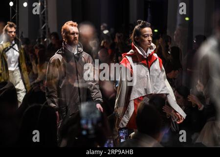 (190331) -- MOSCOU, le 31 mars 2019 -- des mannequins présentent des créations de la créatrice Ksenia Gerts lors de la Fashion week Russia à Moscou, Russie, le 30 mars 2019. La semaine de la mode durera du 30 mars au 3 avril. Evgeny Sinitsyn) RUSSIE-MOSCOU-DÉFILÉ lujinbo PUBLICATIONxNOTxINxCHN Banque D'Images