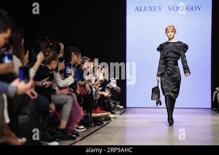 (190331) -- MOSCOU, le 31 mars 2019 -- Un mannequin présente une création du designer Alexeï Volegov lors de la Fashion week Russia à Moscou, Russie, le 30 mars 2019. La semaine de la mode durera du 30 mars au 3 avril. Evgeny Sinitsyn) RUSSIE-MOSCOU-DÉFILÉ lujinbo PUBLICATIONxNOTxINxCHN Banque D'Images