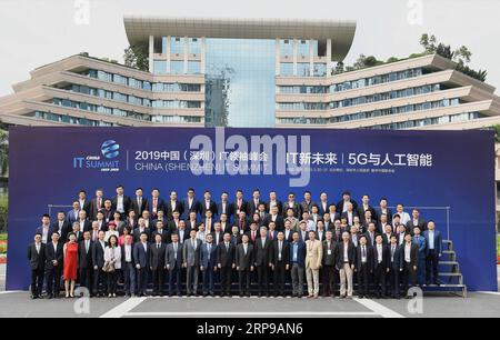 (190331) -- SHENZHEN, 31 mars 2019 (Xinhua) -- les participants au sommet IT de Chine (Shenzhen) posent pour une photo de groupe avant la cérémonie d'ouverture à Shenzhen, dans la province du Guangdong, dans le sud de la Chine, le 31 mars 2019. (Xinhua/Mao Siqian) SOMMET CHINE-SHENZHEN-IT (CN) PUBLICATIONxNOTxINxCHN Banque D'Images