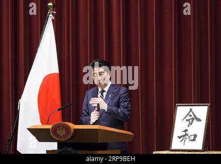 (190401) -- TOKYO, 1 avril 2019 (Xinhua) -- le Premier ministre japonais Shinzo Abe prend la parole lors d'une conférence de presse à Tokyo, Japon, le 1 avril 2019. Le gouvernement japonais a annoncé lundi que Reiwa sera le nom de la nouvelle ère du Japon qui commencera le 1 mai, lorsque le prince héritier Naruhito montera sur le trône du Chrysanthème succédant à son père l empereur Akihito. Le nom de la nouvelle ère, composé de deux caractères chinois, qui se traduisent grossièrement par ordonné ou auspicieux et paix ou harmonie, est dérivé de Man yoshu, la plus ancienne anthologie de poésie japonaise datant du VIIIe siècle. (Xinhua/Pool/Getty IM Banque D'Images