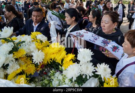 (190402) -- XICHANG, 2 avril 2019 (Xinhua) -- les gens présentent hada, un tissu de soie cérémonial pour montrer leur respect, lors d'une cérémonie de deuil spontanée pour rendre hommage à ceux qui ont perdu la vie en combattant le feu de forêt dans un salon funéraire dans la ville de Xichang, dans la province du Sichuan, au sud-ouest de la Chine, le 2 avril 2019. Un incendie qui a tué 30 personnes et englouti environ 15 hectares de forêt dans la province du Sichuan du sud-ouest de la Chine a été éteint mardi, ont déclaré les autorités locales. Trente personnes, dont 27 pompiers et trois habitants, ont perdu la vie en combattant l'incendie. (Xinhua/Zhang Chaoqun) CHINE Banque D'Images