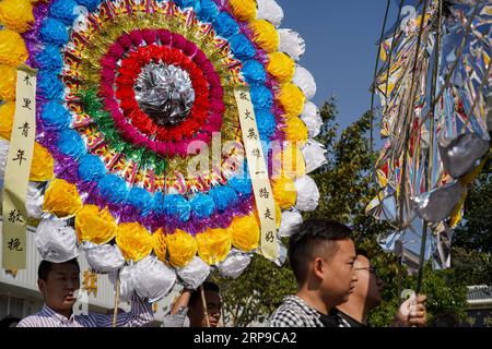 (190402) -- XICHANG, 2 avril 2019 (Xinhua) -- des gens déposent des couronnes lors d'une cérémonie de deuil spontanée pour rendre hommage à ceux qui ont perdu la vie en combattant le feu de forêt dans un salon funéraire dans la ville de Xichang, dans la province du Sichuan, au sud-ouest de la Chine, le 2 avril 2019. Un incendie qui a tué 30 personnes et englouti environ 15 hectares de forêt dans la province du Sichuan du sud-ouest de la Chine a été éteint mardi, ont déclaré les autorités locales. Trente personnes, dont 27 pompiers et trois habitants, ont perdu la vie en combattant l'incendie. (Xinhua/Zhang Chaoqun) CHINE-SICHUAN-XICHANG-FEU DE FORÊT-DEUIL (CN) Banque D'Images