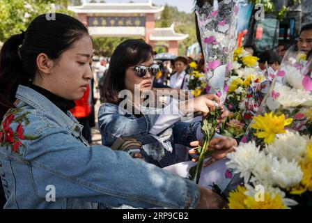 (190402) -- XICHANG, 2 avril 2019 (Xinhua) -- des gens présentent des bouquets lors d'une cérémonie de deuil spontanée pour rendre hommage à ceux qui ont perdu la vie en combattant le feu de forêt dans un salon funéraire dans la ville de Xichang, dans la province du Sichuan, au sud-ouest de la Chine, le 2 avril 2019. Un incendie qui a tué 30 personnes et englouti environ 15 hectares de forêt dans la province du Sichuan du sud-ouest de la Chine a été éteint mardi, ont déclaré les autorités locales. Trente personnes, dont 27 pompiers et trois habitants, ont perdu la vie en combattant l'incendie. (Xinhua/Zhang Chaoqun) CHINE-SICHUAN-XICHANG-FEU DE FORÊT-DEUIL Banque D'Images