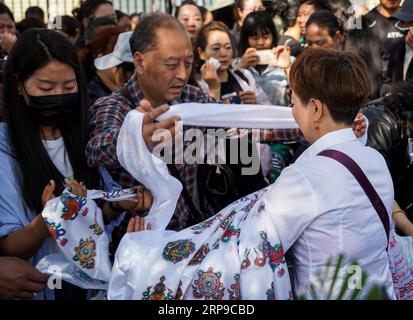 (190402) -- XICHANG, 2 avril 2019 (Xinhua) -- les gens présentent hada, un tissu de soie cérémonial pour montrer leur respect, lors d'une cérémonie de deuil spontanée pour rendre hommage à ceux qui ont perdu la vie en combattant le feu de forêt dans un salon funéraire dans la ville de Xichang, dans la province du Sichuan, au sud-ouest de la Chine, le 2 avril 2019. Un incendie qui a tué 30 personnes et englouti environ 15 hectares de forêt dans la province du Sichuan du sud-ouest de la Chine a été éteint mardi, ont déclaré les autorités locales. Trente personnes, dont 27 pompiers et trois habitants, ont perdu la vie en combattant l'incendie. (Xinhua/Zhang Chaoqun) CHINE Banque D'Images