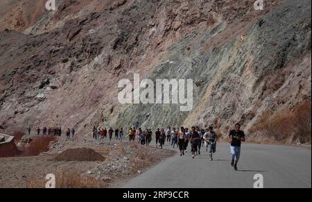 (190402) -- BAMYAN, le 2 avril 2019 -- des populations locales participent à un événement de course à pied lors d'un festival de jeux locaux dans le district de Shibar de la province de Bamyan, Afghanistan, le 31 mars 2019.) AFGHANISTAN-BAMYAN-LOCAL GAME FESTIVAL NoorxAzizi PUBLICATIONxNOTxINxCHN Banque D'Images