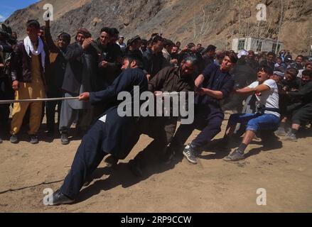 (190402) -- BAMYAN, 2 avril 2019 -- des populations locales participent à un match de tir à la guerre lors d'un festival local de jeux dans le district de Shibar, province de Bamyan, Afghanistan, le 31 mars 2019.) AFGHANISTAN-BAMYAN-LOCAL GAME FESTIVAL NoorxAzizi PUBLICATIONxNOTxINxCHN Banque D'Images