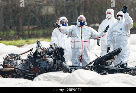 (190402) -- ERZHAUSEN, 2 avril 2019 (Xinhua) -- des enquêteurs travaillent sur le site d'un accident d'avion à Erzhausen, Allemagne, le 2 avril 2019. Trois personnes ont été tuées lorsqu'un avion de six places s'est écrasé près de la ville allemande de Francfort dimanche après-midi, ont rapporté les médias locaux. Le contrôle aérien allemand a déclaré que l'avion était parti de Cannes, en France. (Xinhua/Florian Ulrich) GERMANY-ERZHAUSEN-AIR CRASH-INVESTIGATION PUBLICATIONxNOTxINxCHN Banque D'Images