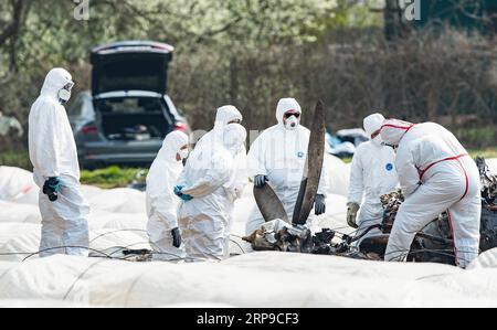 (190402) -- ERZHAUSEN, 2 avril 2019 (Xinhua) -- des enquêteurs travaillent sur le site d'un accident d'avion à Erzhausen, Allemagne, le 2 avril 2019. Trois personnes ont été tuées lorsqu'un avion de six places s'est écrasé près de la ville allemande de Francfort dimanche après-midi, ont rapporté les médias locaux. Le contrôle aérien allemand a déclaré que l'avion était parti de Cannes, en France. (Xinhua/Florian Ulrich) GERMANY-ERZHAUSEN-AIR CRASH-INVESTIGATION PUBLICATIONxNOTxINxCHN Banque D'Images