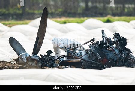 (190402) -- ERZHAUSEN, 2 avril 2019 (Xinhua) -- un enquêteur travaille sur le site d'un accident d'avion à Erzhausen, Allemagne, le 2 avril 2019. Trois personnes ont été tuées lorsqu'un avion de six places s'est écrasé près de la ville allemande de Francfort dimanche après-midi, ont rapporté les médias locaux. Le contrôle aérien allemand a déclaré que l'avion était parti de Cannes, en France. (Xinhua/Florian Ulrich) GERMANY-ERZHAUSEN-AIR CRASH-INVESTIGATION PUBLICATIONxNOTxINxCHN Banque D'Images