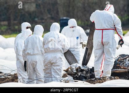 (190402) -- ERZHAUSEN, 2 avril 2019 (Xinhua) -- des enquêteurs travaillent sur le site d'un accident d'avion à Erzhausen, Allemagne, le 2 avril 2019. Trois personnes ont été tuées lorsqu'un avion de six places s'est écrasé près de la ville allemande de Francfort dimanche après-midi, ont rapporté les médias locaux. Le contrôle aérien allemand a déclaré que l'avion était parti de Cannes, en France. (Xinhua/Florian Ulrich) GERMANY-ERZHAUSEN-AIR CRASH-INVESTIGATION PUBLICATIONxNOTxINxCHN Banque D'Images