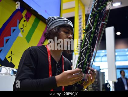 (190402) -- FRANCFORT, 2 avril 2019 (Xinhua) -- un homme joue du Sasando, un instrument traditionnel indonésien, au Musikmesse de Francfort, Allemagne, le 2 avril 2019. L'événement de quatre jours Musikmesse, le salon européen leader de l'industrie de la musique, a débuté mardi. (Xinhua/lu Yang) ALLEMAGNE-FRANCFORT-SALON-MUSIKMESSE PUBLICATIONxNOTxINxCHN Banque D'Images