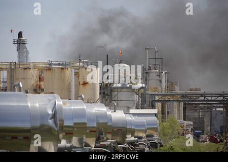 (190403) -- HOUSTON, 3 avril 2019 (Xinhua) -- une fumée intense est observée dans une usine KMCO à Crosby, à environ 40 kilomètres au nord-est de Houston, aux États-Unis, le 2 avril 2019. L'incendie de l'usine chimique a été maîtrisé, faisant une personne tuée et deux autres grièvement blessées, ont déclaré mardi les autorités locales. (Xinhua/Lao Chengyue) US-HOUSTON-FIRE PUBLICATIONxNOTxINxCHN Banque D'Images