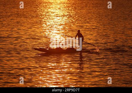 (190403) -- GAZA, 3 avril 2019 -- Un pêcheur palestinien va pêcher sur son bateau au port de Gaza, le 2 avril 2019. Les autorités israéliennes ont informé la partie palestinienne qu'elles avaient décidé d'assouplir les restrictions de sécurité imposées par Israël aux pêcheurs au large de la bande de Gaza à partir de lundi. Stringer) MIDEAST-GAZA-PÊCHEURS-VIE QUOTIDIENNE zhaoyue PUBLICATIONxNOTxINxCHN Banque D'Images