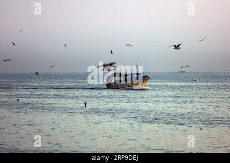 (190403) -- GAZA, 3 avril 2019 -- des pêcheurs palestiniens vont pêcher sur leur bateau au port de Gaza, le 2 avril 2019. Les autorités israéliennes ont informé la partie palestinienne qu'elles avaient décidé d'assouplir les restrictions de sécurité imposées par Israël aux pêcheurs au large de la bande de Gaza à partir de lundi. Stringer) MIDEAST-GAZA-PÊCHEURS-VIE QUOTIDIENNE zhaoyue PUBLICATIONxNOTxINxCHN Banque D'Images