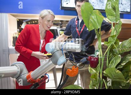 (190403) -- BRISBANE, le 3 avril 2019 -- Kate Jones, ministre de l'innovation et du Tourisme du Queensland, voit un robot travaillant sur un stand à Qode, une conférence technique de deux jours, à Brisbane, dans l'État du Queensland, en Australie, le 2 avril 2019. Mardi, la ville australienne de Brisbane a accueilli certains des plus grands noms de la région dans les nouvelles technologies, en lançant un événement de deux jours pour stimuler l'innovation et le développement numérique dans l'État du Queensland. AUSTRALIE-BRISBANE-ÉVÉNEMENT TECHNOLOGIQUE INTERNATIONAL BaixXuefei PUBLICATIONxNOTxINxCHN Banque D'Images