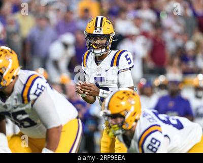 Orlando, FL, États-Unis. 3 septembre 2023. Jayden Daniels (5), quarterback des Tigers de LSU, lors de la 1e moitié du Kickoff du Camping World entre les Tigers de LSU et les Seminoles de Florida State au Camping World Stadium d'Orlando, en Floride. Romeo T Guzman/CSM/Alamy Live News Banque D'Images