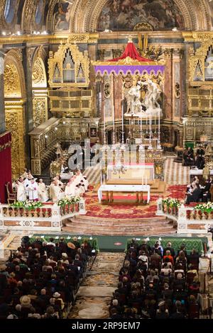 (190404) -- LA VALETTE, le 4 avril 2019 () -- la photo prise le 4 avril 2019 montre la célébration religieuse à la cathédrale Saint-Jean de la Valette, Malte. Le 10e président de Malte, George Vella, a prêté serment jeudi lors d'une séance spéciale du Parlement, succédant à l'ancienne présidente Marie-Louise Coleiro Preca. () MALTE-VALETTE-PRESIDENT-ASSERMENTATION-IN Xinhua PUBLICATIONxNOTxINxCHN Banque D'Images