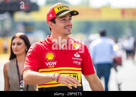 Monza, Italie. 03 septembre 2023. Charles Leclerc, pilote monégasque de la Scuderia Ferrari, assiste à un défilé de pilotes avant la course du Grand Prix de F1 d'Italie à l'Autodromo Nazionale Monza. Crédit : SOPA Images Limited/Alamy Live News Banque D'Images