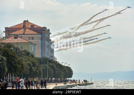 (190405) -- PÉKIN, le 5 avril 2019 -- l'équipe de voltige de l'armée de l'air italienne Frecce Tricolori effectue un vol d'entraînement à Zadar, Croatie, le 4 avril 2019.) PHOTOS XINHUA DU JOUR DinoxStanin PUBLICATIONxNOTxINxCHN Banque D'Images