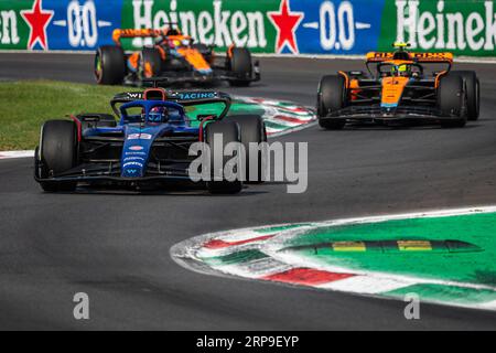 Monza, Italie. 03 septembre 2023. Le pilote thaïlandais Alexander Albon (à l'avant) de Williams Racing, le pilote britannique Lando Norris (à droite) de McLaren F1 Team et le pilote australien Oscar Piastri de McLaren F1 Team concourent lors du Grand Prix italien de F1 à l'Autodromo Nazionale Monza. Crédit : SOPA Images Limited/Alamy Live News Banque D'Images