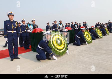(190405) -- LINYI, 5 avril 2019 (Xinhua) -- les restes de Xu Penglong, Zhao Yongyi, Zhang Shuai et Kang Rongzhen, martyrs morts dans un incendie de forêt dans la province du Sichuan du Sud-Ouest de la Chine, sont ramenés dans leur ville natale à Linyi, dans la province du Shandong, dans l'est de la Chine, le 5 avril 2019. (Xinhua/Zhu Wutao) CHINE-MARTYRS-FEU DE FORÊT-VILLE NATALE (CN) PUBLICATIONxNOTxINxCHN Banque D'Images