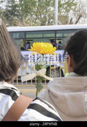 (190405) -- LINYI, 5 avril 2019 (Xinhua) -- les gens pleurent Xu Penglong, Zhao Yongyi, Zhang Shuai et Kang Rongzhen, martyrs morts dans la lutte contre un incendie de forêt dans la province du Sichuan du sud-ouest de la Chine, alors que leurs restes sont ramenés dans leur ville natale de Linyi, dans la province du Shandong de l est de la Chine, le 5 avril 2019. (Xinhua/Xu Chuanbao) CHINE-MARTYRS-FEU DE FORÊT-VILLE NATALE (CN) PUBLICATIONxNOTxINxCHN Banque D'Images