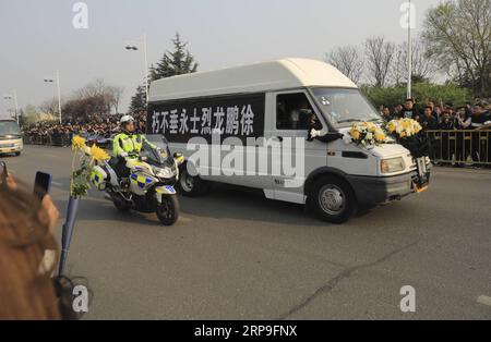 (190405) -- LINYI, 5 avril 2019 (Xinhua) -- les gens pleurent Xu Penglong, Zhao Yongyi, Zhang Shuai et Kang Rongzhen, martyrs morts dans la lutte contre un incendie de forêt dans la province du Sichuan du sud-ouest de la Chine, alors que leurs restes sont ramenés dans leur ville natale de Linyi, dans la province du Shandong de l est de la Chine, le 5 avril 2019. (Xinhua/Xu Chuanbao) CHINE-MARTYRS-FEU DE FORÊT-VILLE NATALE (CN) PUBLICATIONxNOTxINxCHN Banque D'Images