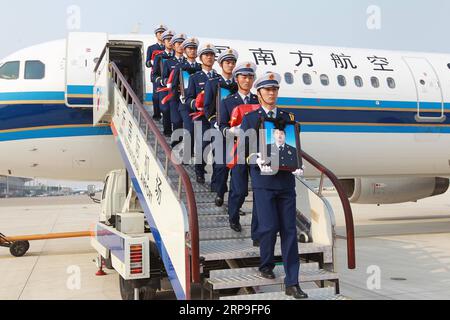 (190405) -- LINYI, 5 avril 2019 (Xinhua) -- les restes de Xu Penglong, Zhao Yongyi, Zhang Shuai et Kang Rongzhen, martyrs morts dans un incendie de forêt dans la province du Sichuan du Sud-Ouest de la Chine, sont ramenés dans leur ville natale à Linyi, dans la province du Shandong, dans l'est de la Chine, le 5 avril 2019. (Xinhua/Zhu Wutao) CHINE-MARTYRS-FEU DE FORÊT-VILLE NATALE (CN) PUBLICATIONxNOTxINxCHN Banque D'Images
