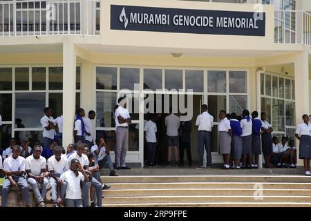 (190405) -- NYAMAGABE, 5 avril 2019 (Xinhua) -- des étudiants visitent le Mémorial du génocide de Murambi dans le district de Nyamagabe, au sud du Rwanda, le 3 avril 2019. Chaque année, au cours des 100 jours de commémoration en lien avec la période du génocide, les membres des églises de la région se rendront au Mémorial du génocide de Murambi pour prier pour toutes les victimes du génocide, a déclaré Celestin Hakizimana, évêque du diocèse catholique de Gikongoro. Sous l instruction de Hakizimana, le département de réconciliation et de guérison de la cathédrale de Gikongoro enseigne aux auteurs du génocide à se réintégrer avec les autres et à demander pardon. COM Banque D'Images