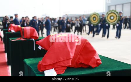 (190405) -- LINYI, 5 avril 2019 (Xinhua) -- les restes de Xu Penglong, Zhao Yongyi, Zhang Shuai et Kang Rongzhen, martyrs morts dans un incendie de forêt dans la province du Sichuan du Sud-Ouest de la Chine, sont ramenés dans leur ville natale à Linyi, dans la province du Shandong, dans l'est de la Chine, le 5 avril 2019. (Xinhua/Yin Zhaogong) CHINE-MARTYRS-FEU DE FORÊT-VILLE NATALE (CN) PUBLICATIONxNOTxINxCHN Banque D'Images