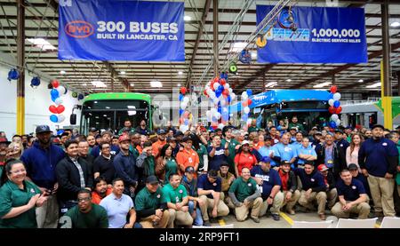 (190405) -- NEW YORK, 5 avril 2019 (Xinhua) -- les travailleurs applaudissent en posant pour des photos lors de la cérémonie hors ligne du 300e bus électrique BYD à Lancaster, comté de Los Angeles, États-Unis, le 3 avril 2019. BYD, le principal constructeur de véhicules électriques en Chine, a organisé une cérémonie le 3 avril pour célébrer son 300e bus dans son usine de fabrication de Lancaster, dans l État américain de Californie, marquant une étape importante pour la production. Le 300e bus, un bus de transit modèle BYD K9S de 35 pieds, est l'un des trois construits pour le Capital Area Transit System de Baton Rouge, capitale de l'État américain de Louisiane, a déclaré la société dans un communiqué. Banque D'Images