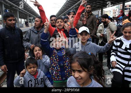 (190405) -- ATHÈNES, le 5 avril 2019 -- des enfants et leurs parents participent à un sit-in dans une gare d'Athènes, en Grèce, le 5 avril 2019. Les frontières de la Grèce avec tout autre pays ne rouvriront pas, ont déclaré vendredi les ministres du gouvernement en réponse aux sit-in protestations organisées par des centaines de réfugiés et de migrants à Athènes et dans le nord de la Grèce. Plus de 200 migrants et réfugiés ont commencé vendredi un sit-in de protestation sur les voies ferrées de la gare centrale d'Athènes, exigeant d'être autorisés à se rendre dans le nord de la Grèce pour atteindre les frontières. Les services ferroviaires ont été suspendus jusqu'à nouvel ordre. Banque D'Images