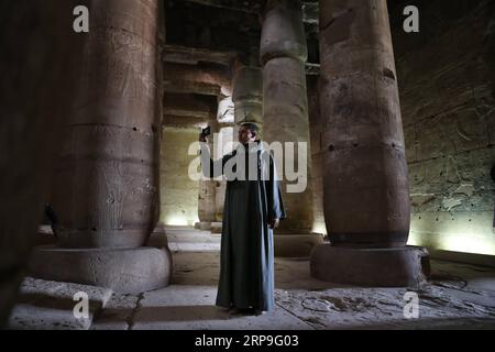 (190406) -- SOHAG, 6 avril 2019 (Xinhua) -- Un homme prend des photos dans le temple mortuaire de Seti Ier à Sohag, Égypte, le 5 avril 2019. Le temple mortuaire de Seti I est un temple commémoratif pour Seti I, un roi de la 19e dynastie et père du roi Ramsès II dans l'Egypte ancienne. (Xinhua/Ahmed Gomaa) ÉGYPTE-SOHAG-TEMPLE MORTUAIRE DE SETI i PUBLICATIONxNOTxINxCHN Banque D'Images