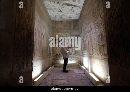 (190406) -- SOHAG, 6 avril 2019 (Xinhua) -- Un homme visite le temple mortuaire de Seti Ier à Sohag, en Égypte, le 5 avril 2019. Le temple mortuaire de Seti I est un temple commémoratif pour Seti I, un roi de la 19e dynastie et père du roi Ramsès II dans l'Egypte ancienne. (Xinhua/Ahmed Gomaa) ÉGYPTE-SOHAG-TEMPLE MORTUAIRE DE SETI i PUBLICATIONxNOTxINxCHN Banque D'Images