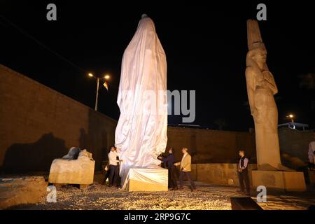 (190406) -- SOHAG, 6 avril 2019 -- les gens dévoilent une statue de Ramsès II ressuscitée à Sohag, en Égypte, le 5 avril 2019. Les archéologues égyptiens ont réuni vendredi 70 fragments pour faire revivre une grande statue de Ramsès II dans la province de Sohag, en haute Égypte. Ramsès II était le troisième pharaon de la dix-neuvième dynastie d'Égypte et était considéré comme le pharaon le plus fort du nouvel Empire qui s'étend du 16e siècle avant JC au 11e siècle avant JC.) ÉGYPTE-SOHAG-RAMSÈS II STATUE-RENAISSANCE AHMEDXGOMAA PUBLICATIONXNOTXINXCHN Banque D'Images