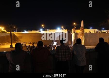 (190406) -- SOHAG, 6 avril 2019 -- les gens voient une statue de Ramsès II ressuscitée à Sohag, en Égypte, le 5 avril 2019. Les archéologues égyptiens ont réuni vendredi 70 fragments pour faire revivre une grande statue de Ramsès II dans la province de Sohag, en haute Égypte. Ramsès II était le troisième pharaon de la dix-neuvième dynastie d'Égypte et était considéré comme le pharaon le plus fort du nouvel Empire qui s'étend du 16e siècle avant JC au 11e siècle avant JC.) ÉGYPTE-SOHAG-RAMSÈS II STATUE-RENAISSANCE AHMEDXGOMAA PUBLICATIONXNOTXINXCHN Banque D'Images