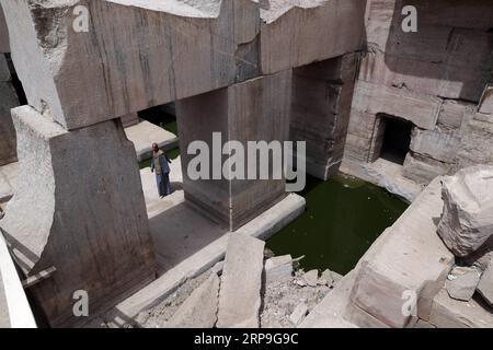(190406) -- SOHAG, 6 avril 2019 -- Un homme est vu près d'une salle funéraire symbolique d'Osiris à Sohag, en Égypte, le 5 avril 2019. Le ministre égyptien des Antiquités Khaled al-Anany a ouvert vendredi une salle funéraire symbolique d'Osiris, souverain de l'au-delà, après avoir abaissé le niveau des eaux souterraines. EGYPTE-SOHAG-SALLE FUNÉRAIRE-OSIRIS AhmedxGomaa PUBLICATIONxNOTxINxCHN Banque D'Images