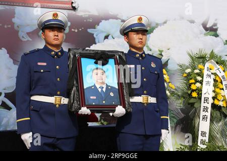 (190406) -- GANZHOU, 6 avril 2019 (Xinhua) -- Une cérémonie est organisée pour recevoir les cendres osseuses du pompier Ding Zhenjun, décédé lors d'un incendie de forêt dans la province du Sichuan au sud-ouest de la Chine, dans le comté de Yudu de Ganzhou, dans la province du Jiangxi dans l'est de la Chine, le 6 avril 2019. Les cendres osseuses du pompier Ding Zhenjun sont retournées samedi dans sa ville natale du comté de Yudu, dans la province du Jiangxi. (Xinhua/Chen Dichang) CHINE-MARTYR-FEU DE FORÊT-VILLE NATALE (CN) PUBLICATIONxNOTxINxCHN Banque D'Images