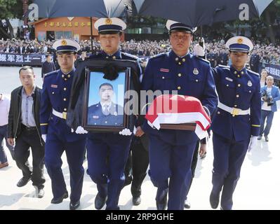 (190406) -- GANZHOU, 6 avril 2019 (Xinhua) -- Une cérémonie est organisée pour recevoir les cendres osseuses du pompier Ding Zhenjun, décédé lors d'un incendie de forêt dans la province du Sichuan au sud-ouest de la Chine, dans le comté de Yudu de Ganzhou, dans la province du Jiangxi dans l'est de la Chine, le 6 avril 2019. Les cendres osseuses du pompier Ding Zhenjun sont retournées samedi dans sa ville natale du comté de Yudu, dans la province du Jiangxi. (Xinhua/Chen Dichang) CHINE-MARTYR-FEU DE FORÊT-VILLE NATALE (CN) PUBLICATIONxNOTxINxCHN Banque D'Images