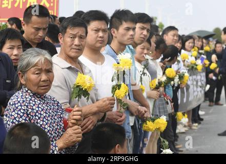 (190406) -- GANZHOU, 6 avril 2019 (Xinhua) -- Une cérémonie est organisée pour recevoir les cendres osseuses du pompier Ding Zhenjun, décédé lors d'un incendie de forêt dans la province du Sichuan au sud-ouest de la Chine, dans le comté de Yudu de Ganzhou, dans la province du Jiangxi dans l'est de la Chine, le 6 avril 2019. Les cendres osseuses du pompier Ding Zhenjun sont retournées samedi dans sa ville natale du comté de Yudu, dans la province du Jiangxi. (Xinhua/Chen Dichang) CHINE-MARTYR-FEU DE FORÊT-VILLE NATALE (CN) PUBLICATIONxNOTxINxCHN Banque D'Images